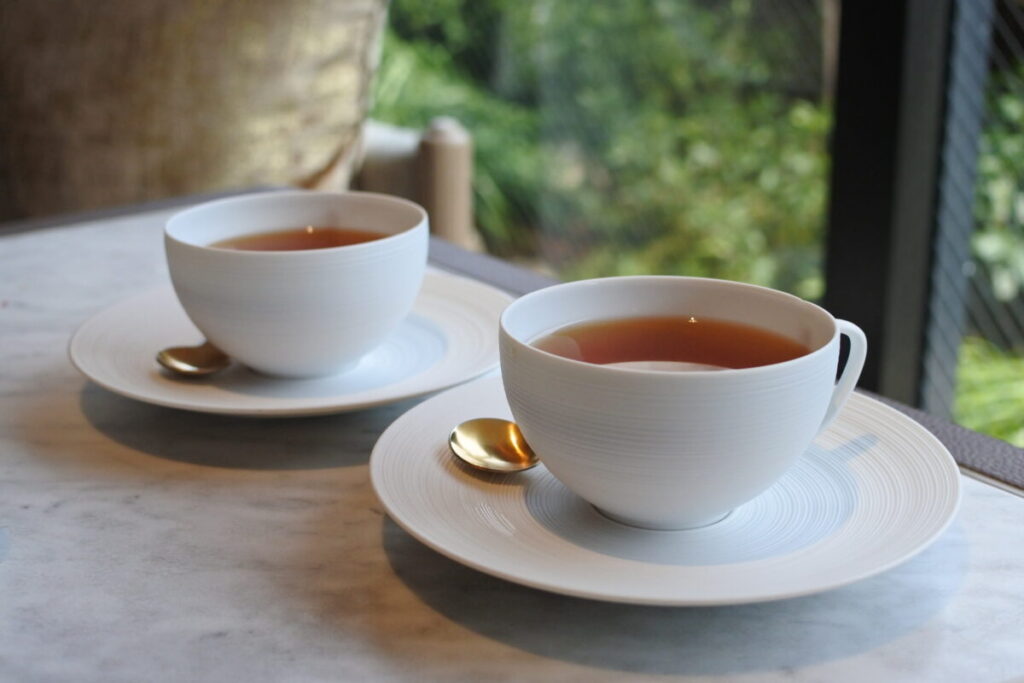 温かい紅茶の入ったティーカップとソーサー
